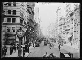 Φωτογραφία σε δρόμο της Νέας Υόρκης στις αρχές του 20ου αιώνα.