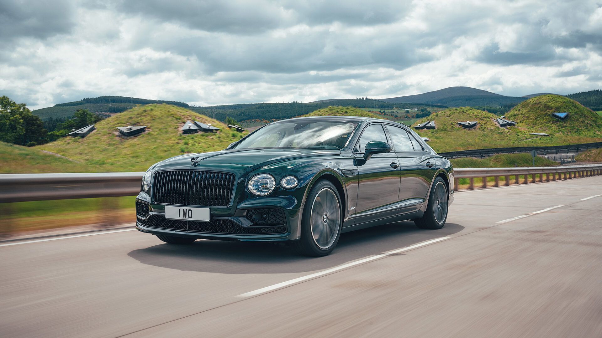 Η Bentley αποκάλυψε τη νέα Flying Spur Hybrid