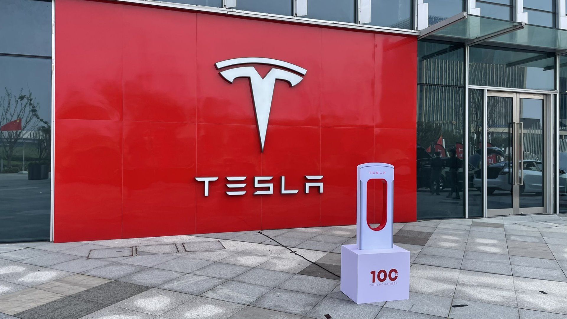Tesla: 100 Supercharging σταθμούς φόρτισης σε μία πόλη