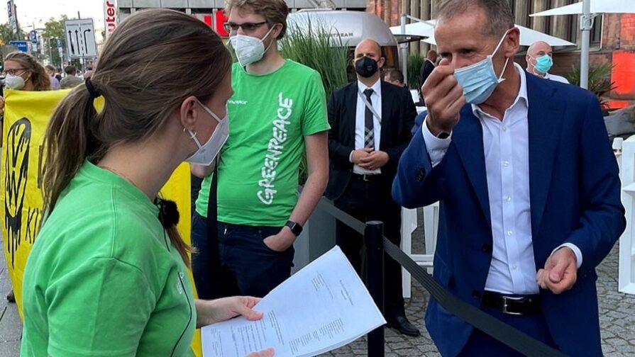 Ο Διευθύνων Σύμβουλος του Ομίλου VW, Herbert Diess, απεικονίζεται να συνομιλεί με μέλη της Greenpeace ενόψει της έκθεσης αυτοκινήτου του Μονάχου τον Σεπτέμβριο.