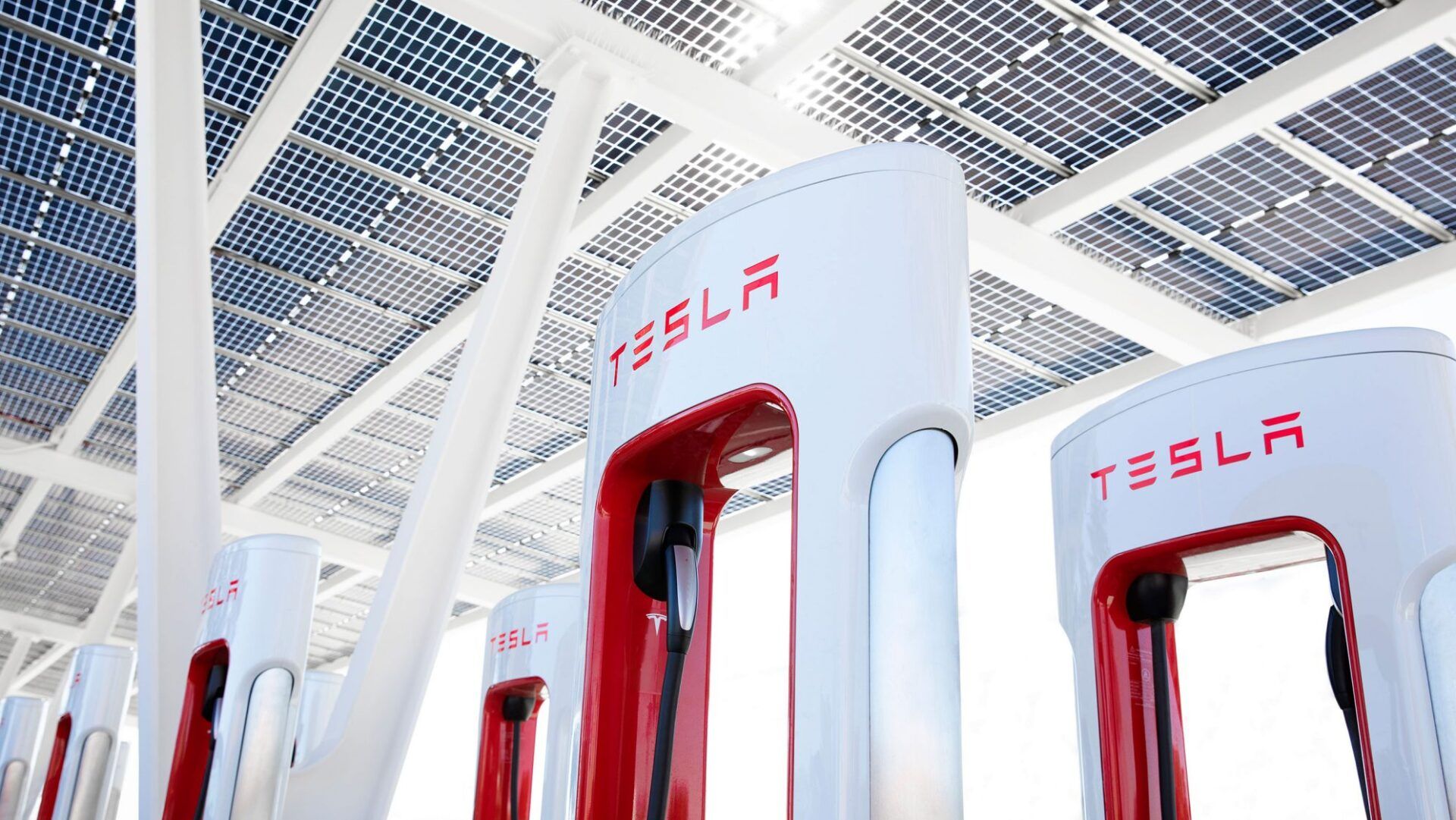 Tesla: Δίκτυο Supercharger με πάνω από 30.000 φορτιστές