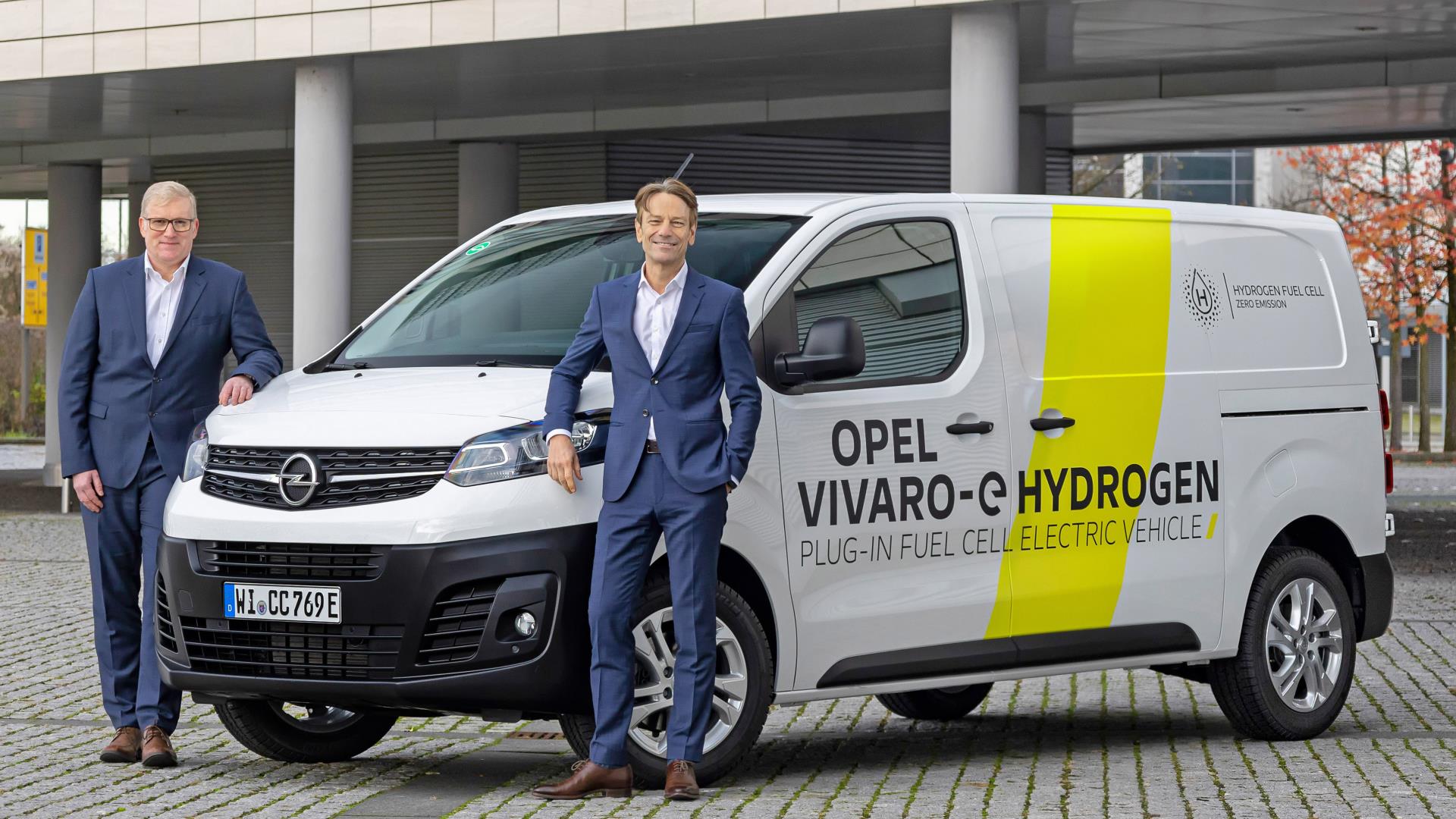 Από αριστερά: Ο Uwe Hochgeschurtz, CEO της Opel και ο Marcus Lott, Επικεφαλής Εξέλιξης