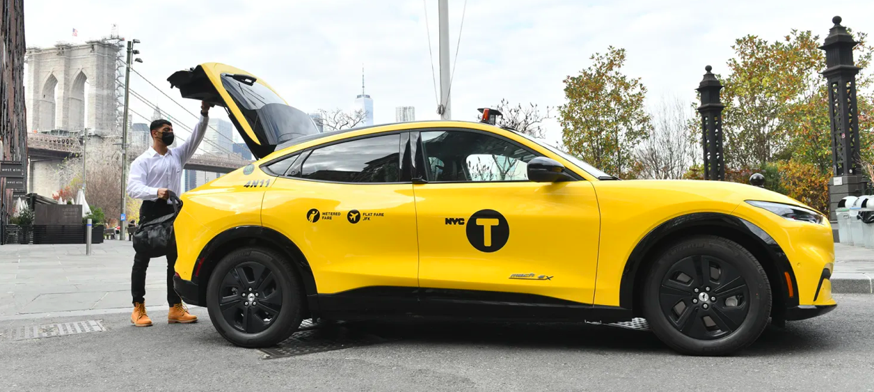 Ο ... κίτρινος στόλος της EV Gravity ξεκινά τις παραλαβές επιβατών στη Νέα Υόρκη με ειδικά διαμορφωμένα ταξί Mustang Mach-E