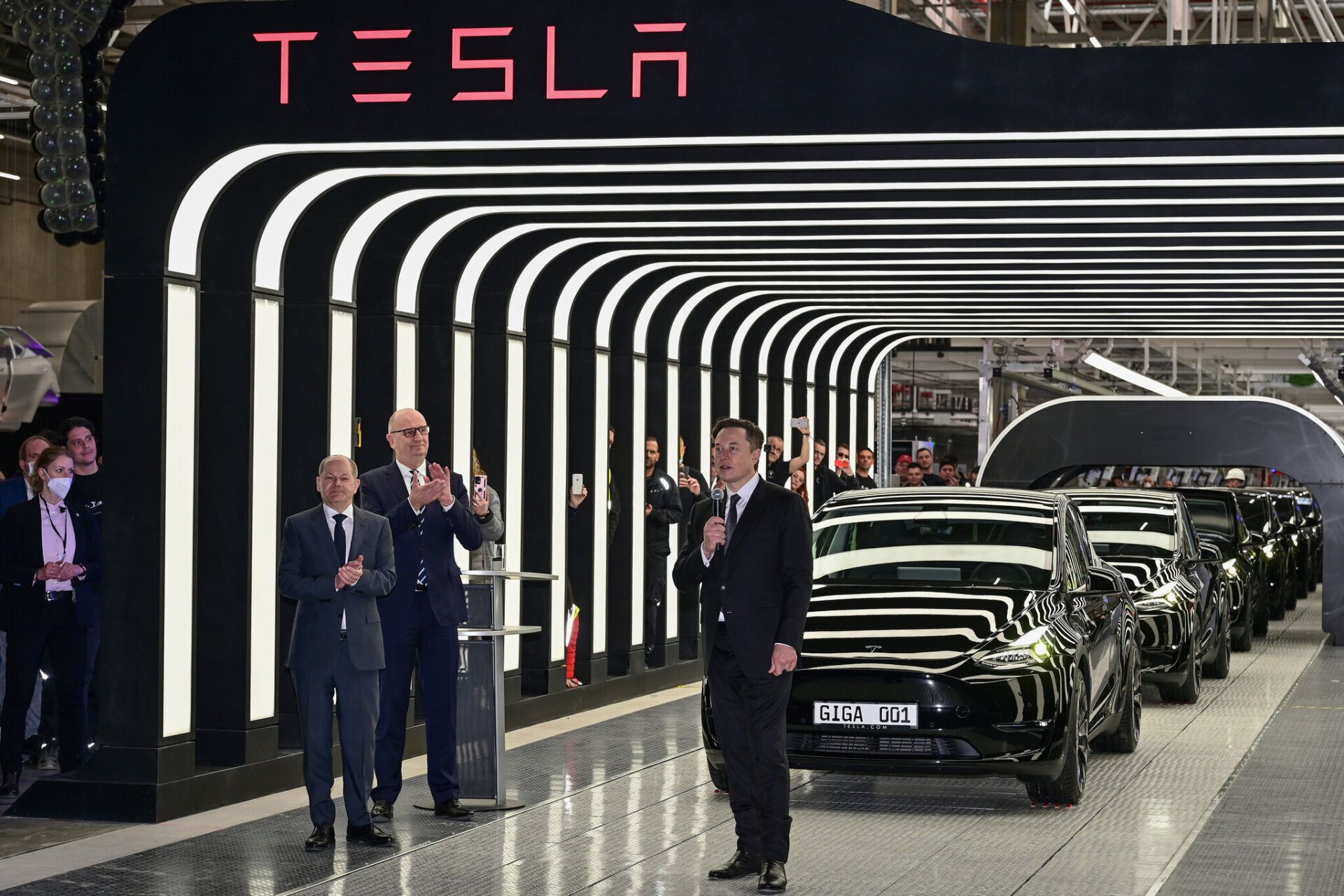 Tesla: Ο Έλον Μασκ «τα έσπασε» στο Βερολίνο