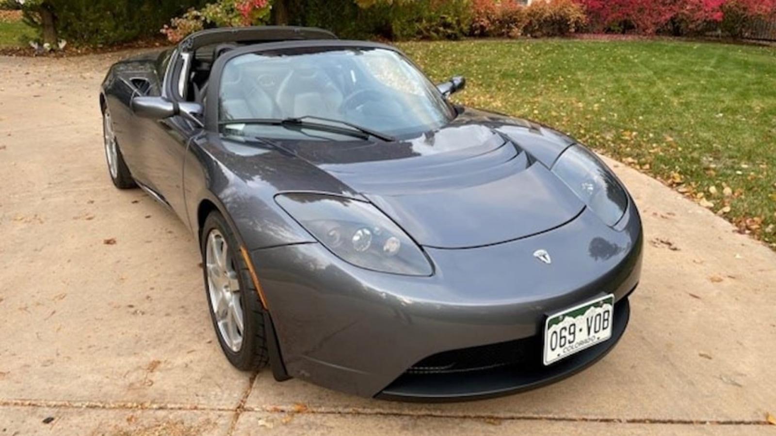 Tesla: Πώληση μαμούθ για ένα roadster πρώτης γενιάς