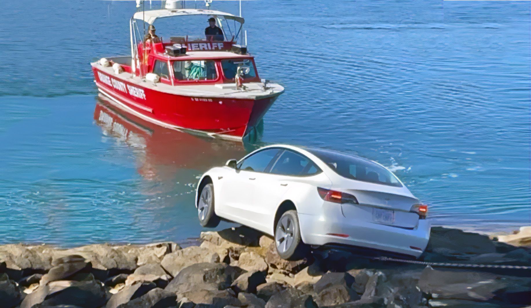 Ένα Tesla Model 3 παραλίγο να γίνει...υποβρύχιο!