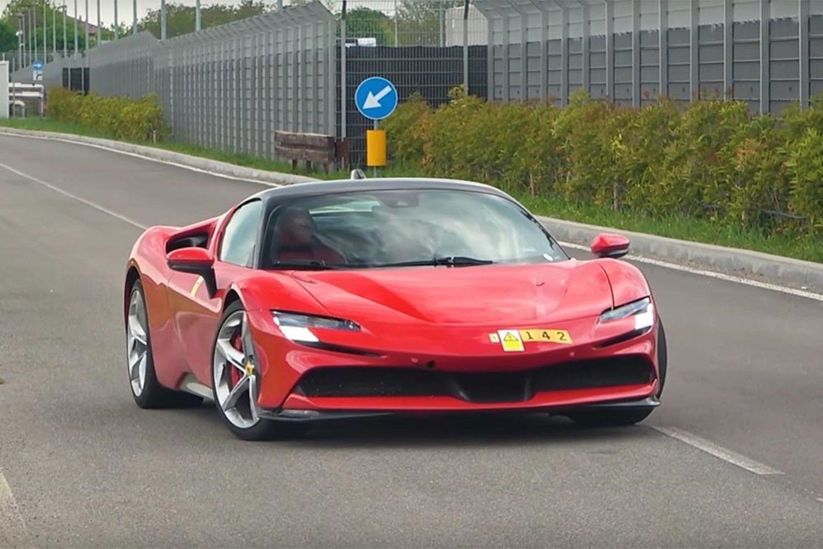 Η Lamborghini κατασκοπεύει τη Ferrari!