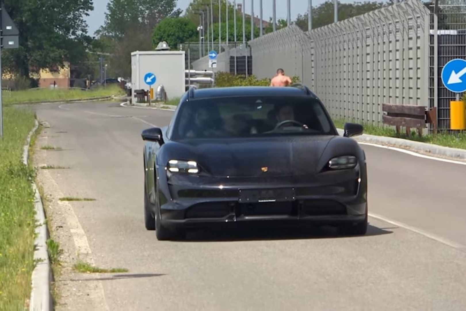 H Lamborghini «κατασκοπεύει» και την Porsche!