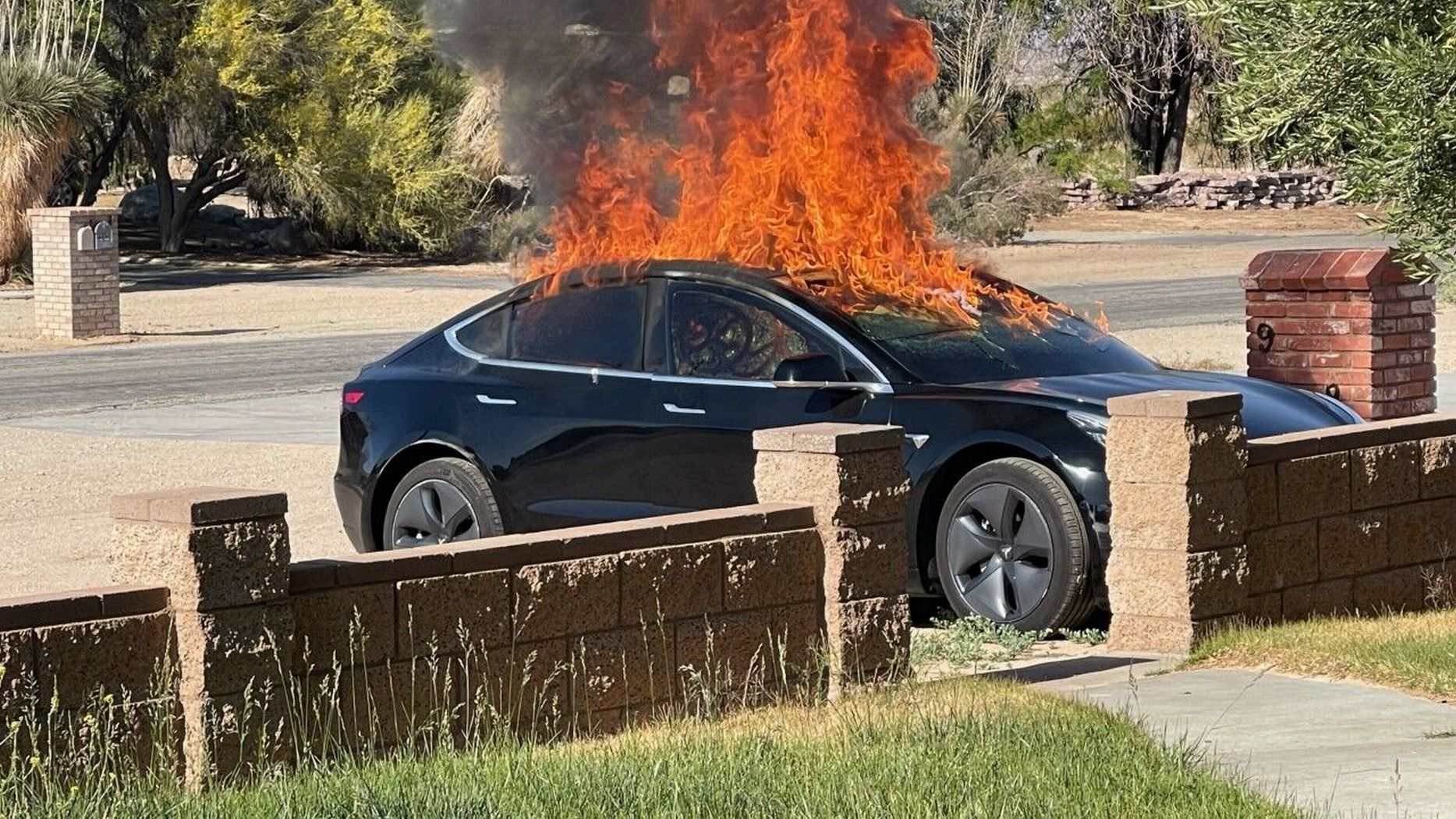Τα Tesla... καίγονται καλύτερα τον Μάιο!