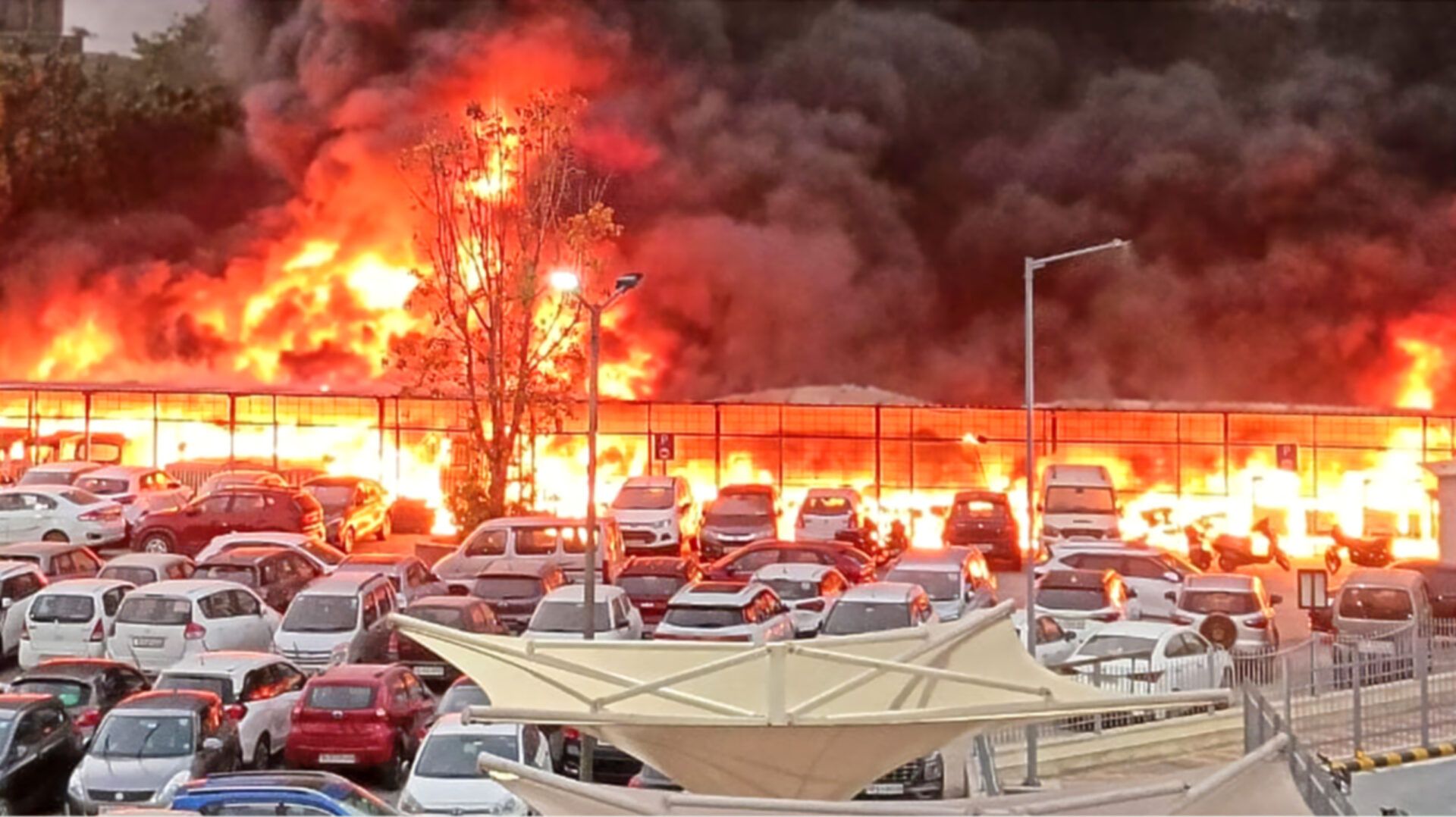 100 ηλεκτρικά οχήματα πήραν φωτιά σε σταθμό φόρτισης