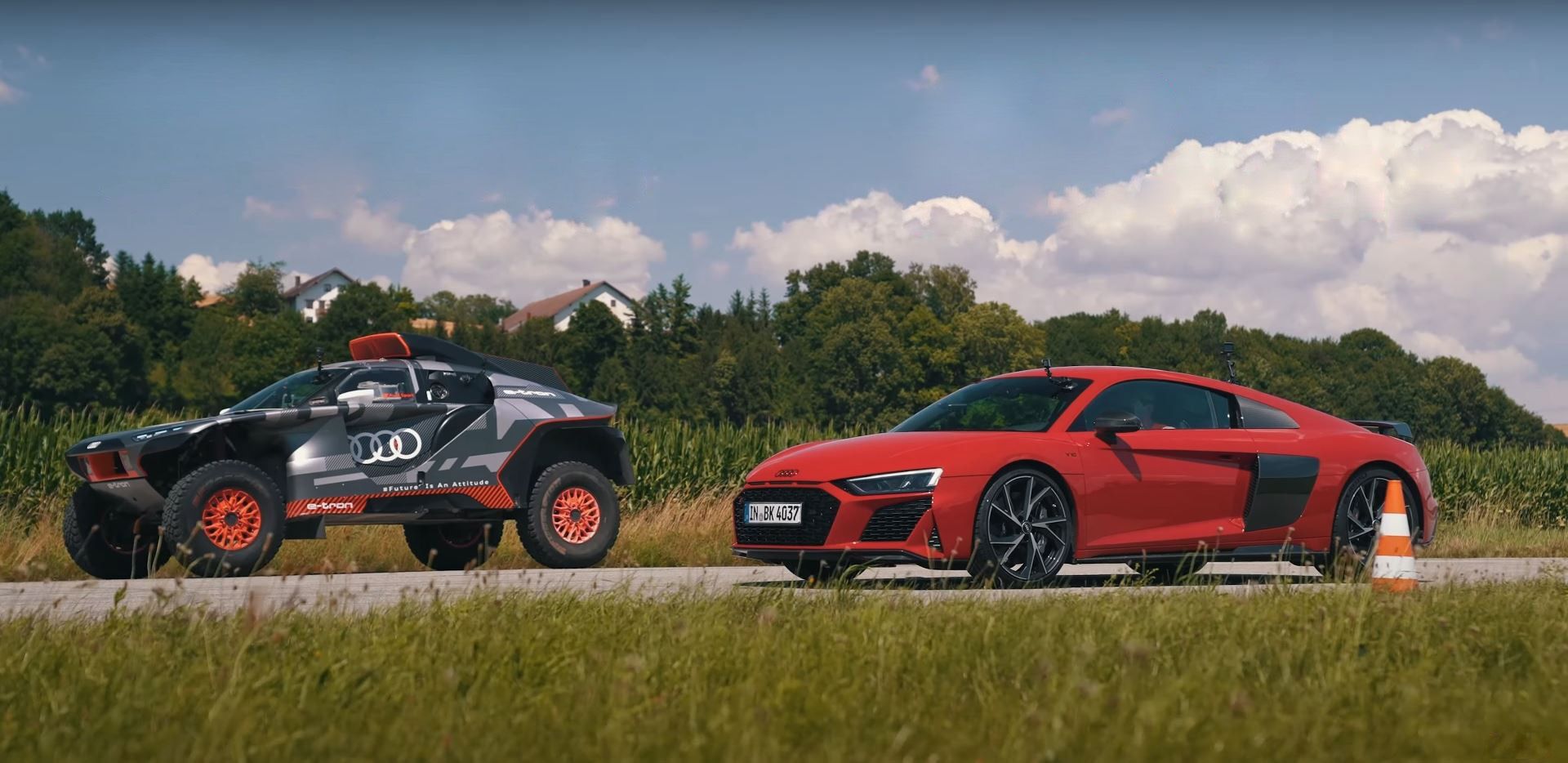 Audi R8 vs Audi RS Q e-tron: Δαυίδ εναντίον Γολιάθ!