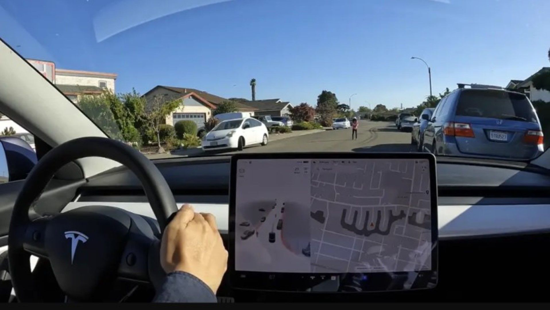 Tesla: Οδηγός τεστάρει την αυτόνομη οδήγηση χρησιμοποιώντας το... παιδί του!