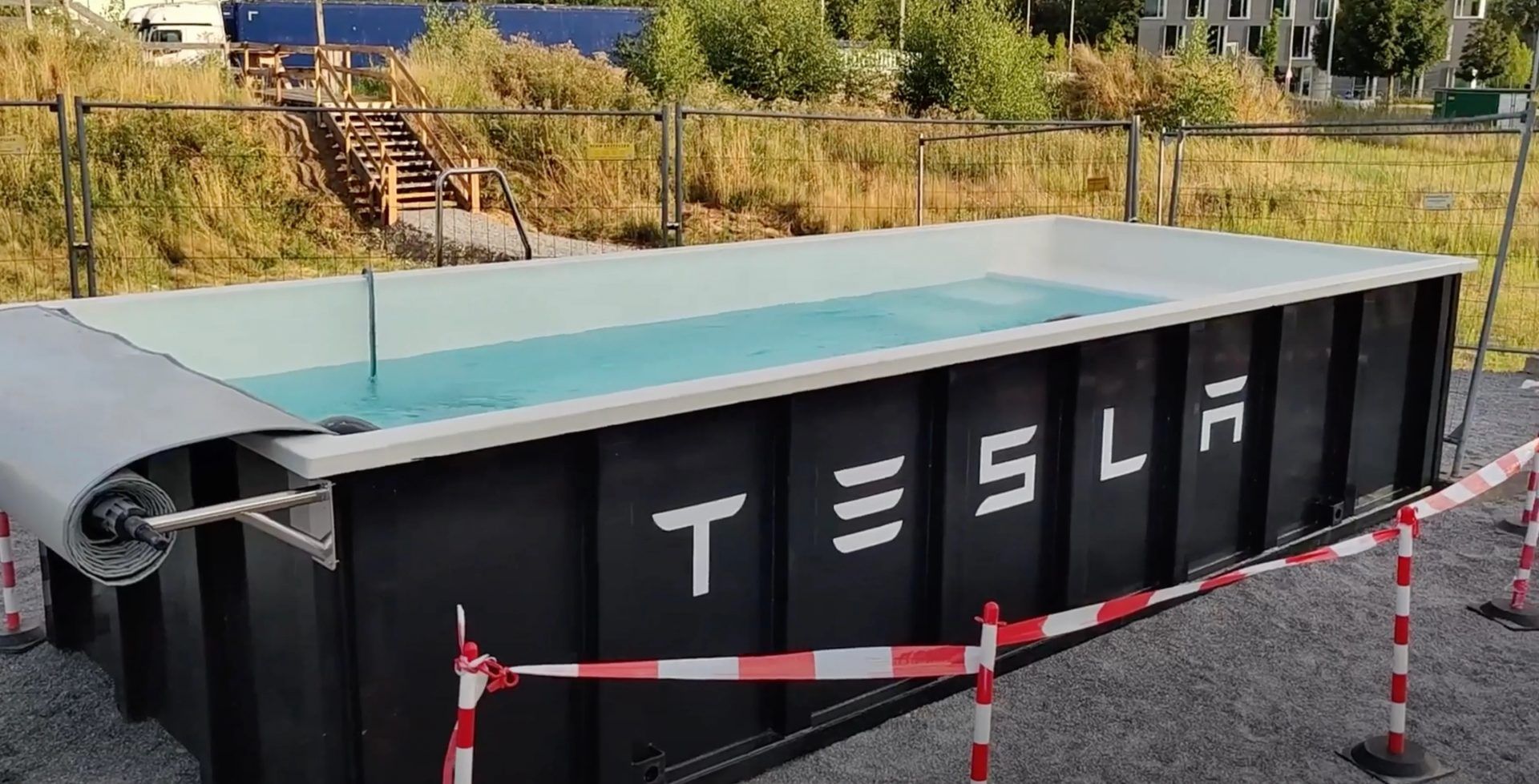 Η Tesla τοποθέτησε πισίνα σε σταθμό ταχυφορτιστών!
