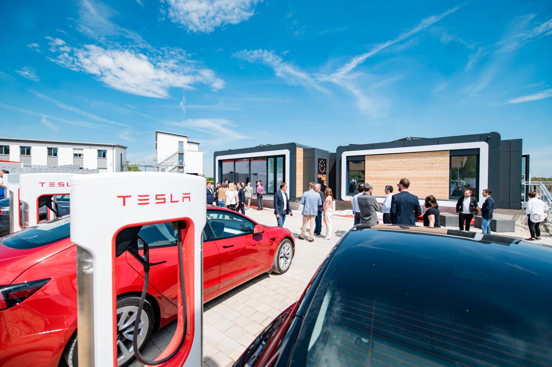 Tesla: Σαλόνια Qubes σε σταθμούς Supercharger