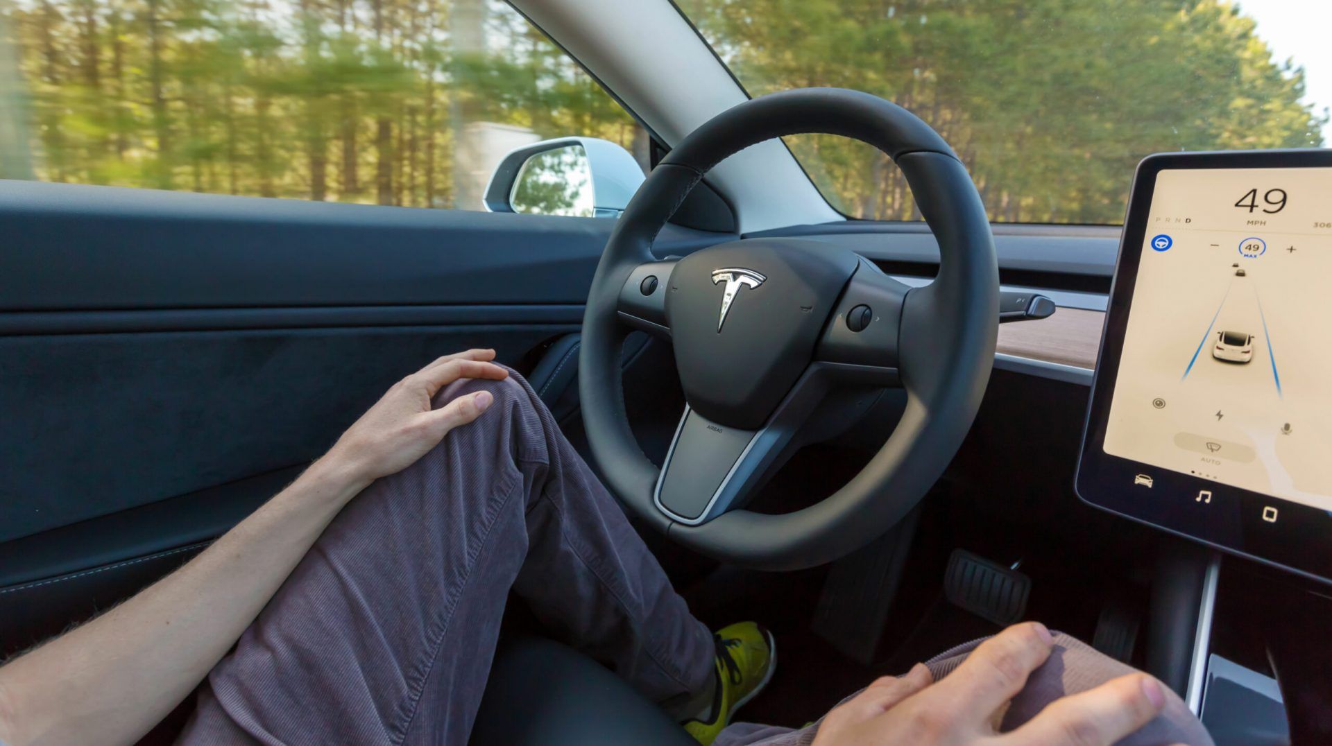 Tesla: Ο οδηγός κοιμάται και το αυτοκίνητο... κινείται!