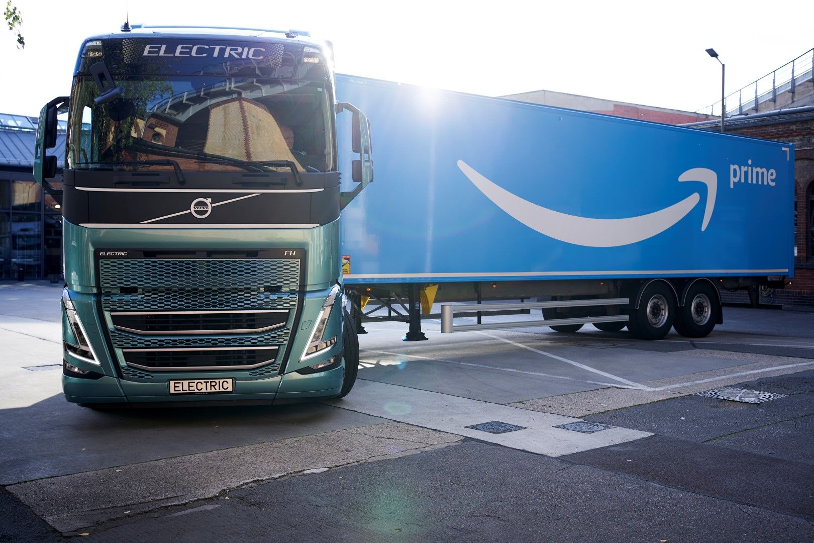 Σημαντική συνεργασία της Volvo Trucks με την Amazon