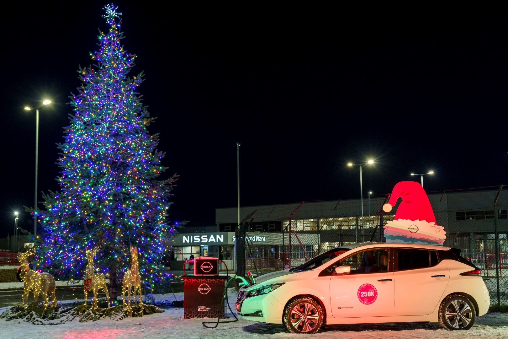 Το Nissan Leaf «φωτίζει» ένα χριστουγεννιάτικο δέντρο