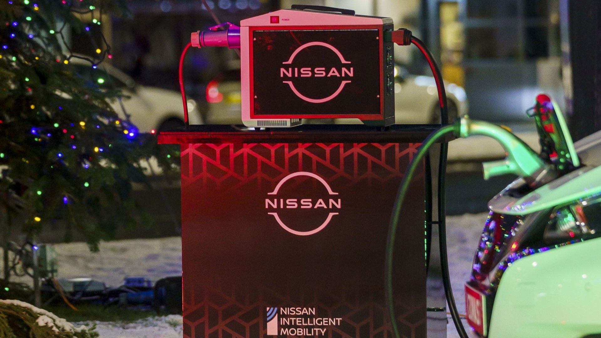Το Nissan Leaf «φωτίζει» ένα χριστουγεννιάτικο δέντρο