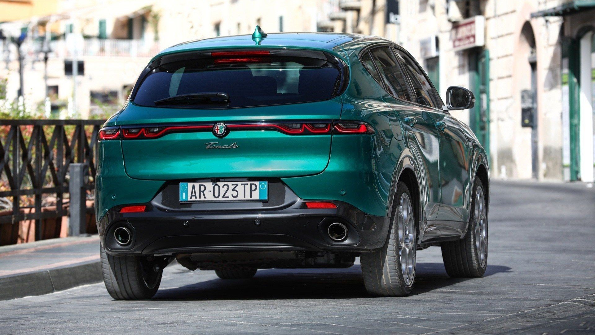 Η Alfa Romeo Tonale PHEV συνδέει το παρελθόν με το μέλλον