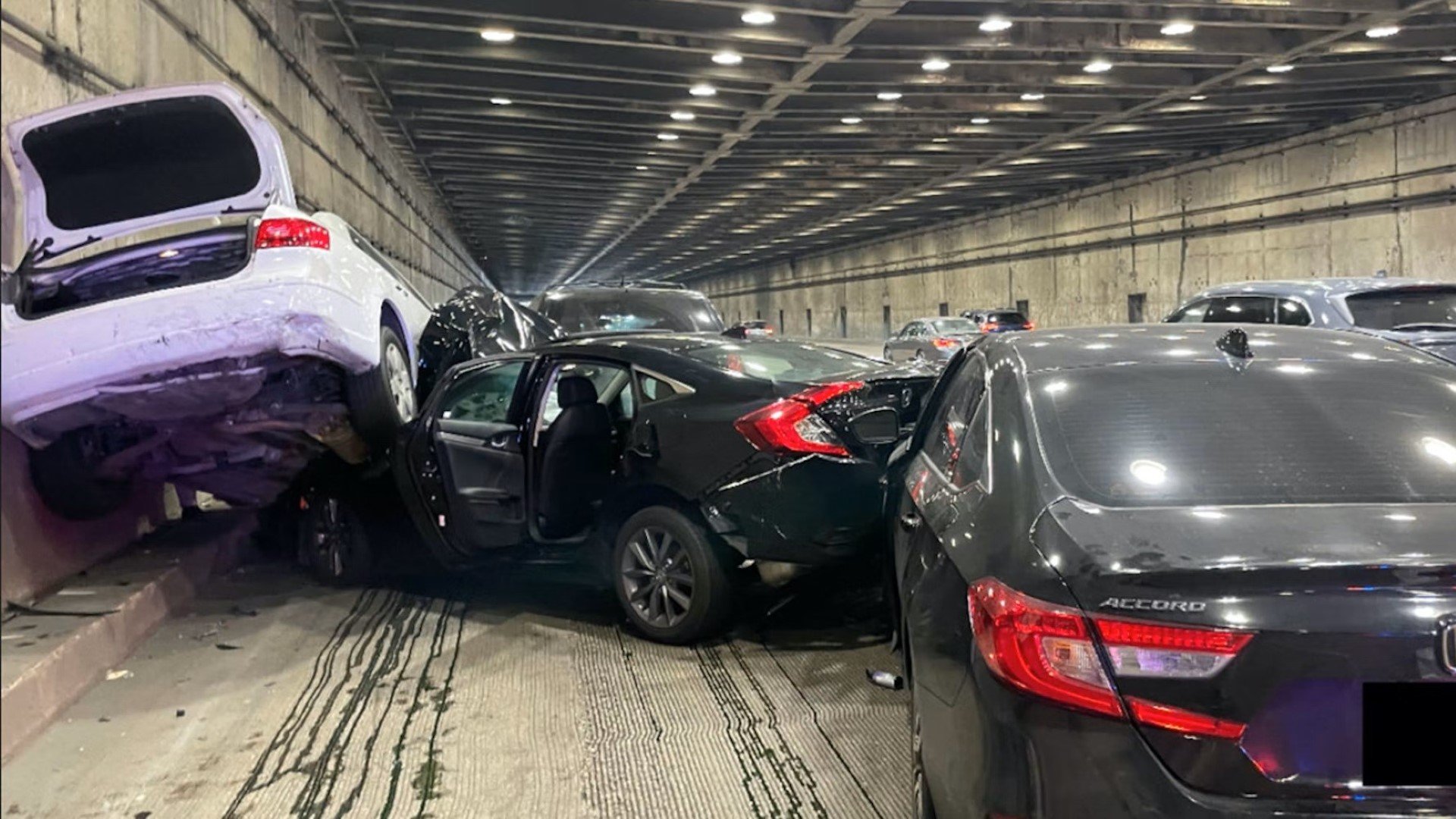 Tesla Model S «κοκκαλώνει» και προκαλεί ατύχημα
