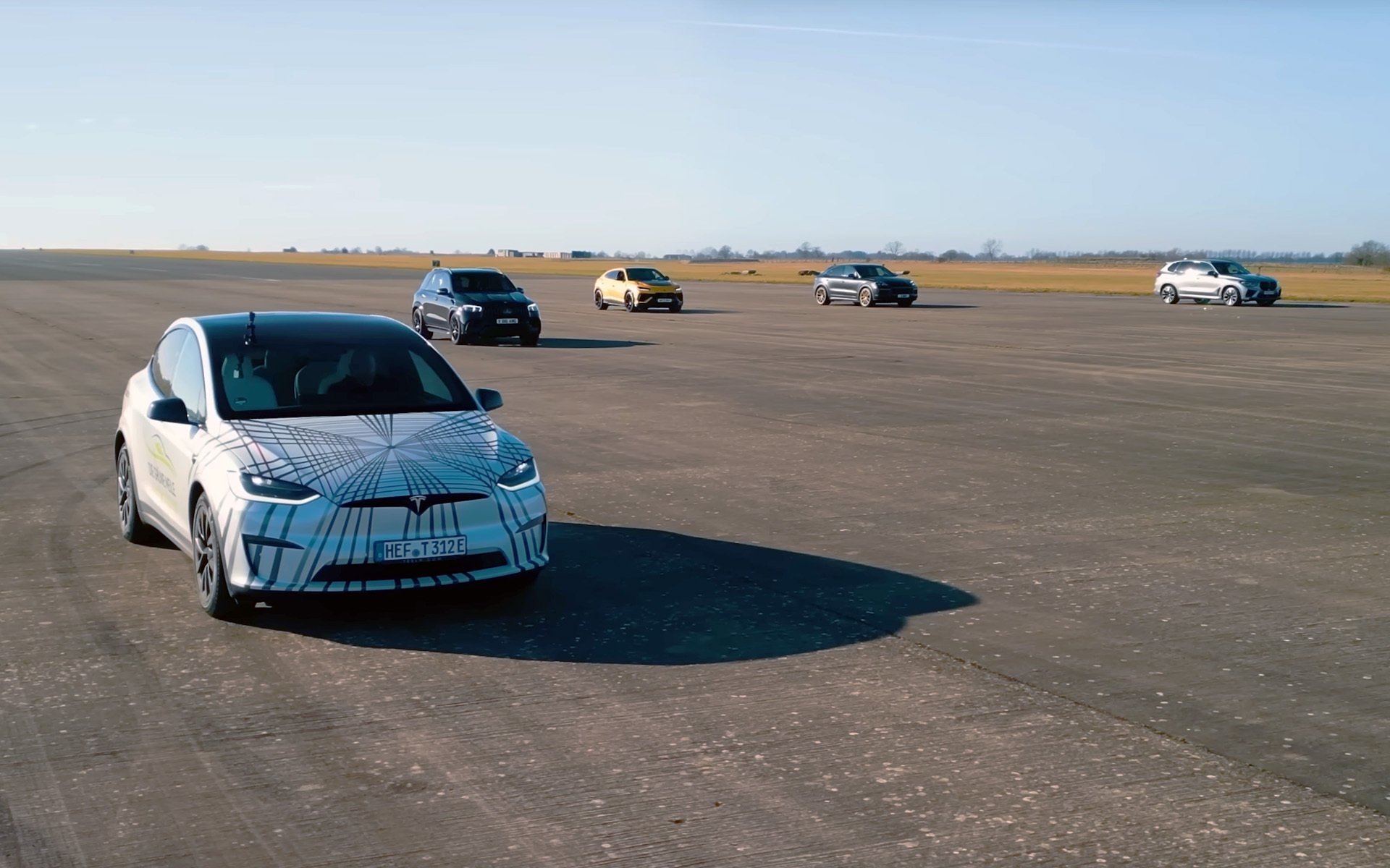 Ένα Tesla Model X Plaid τα βάζει με 4 «θηρία»!