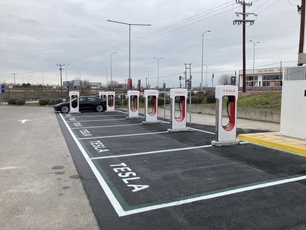 Tesla: Νέοι Superchargers στην Λάρισα