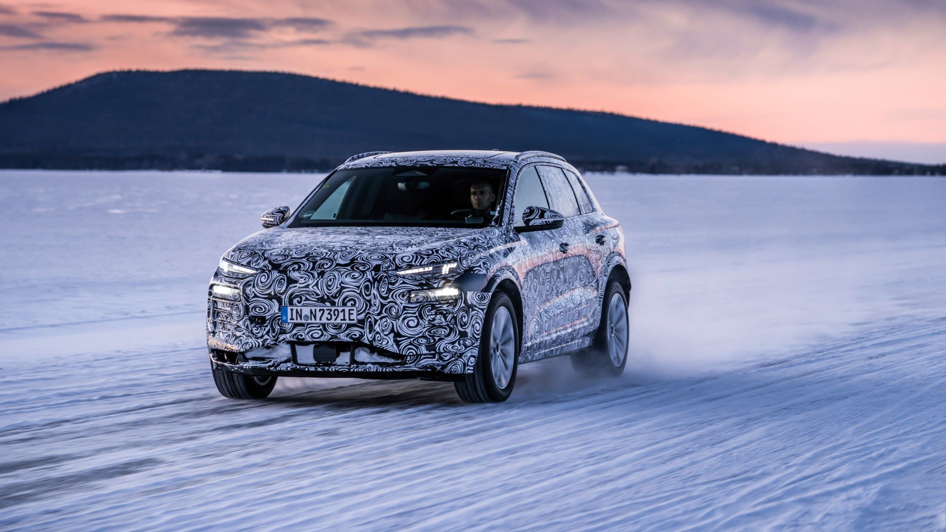 Το νέο Audi Q6 e-tron προπονείται σκληρά στα χιόνια!