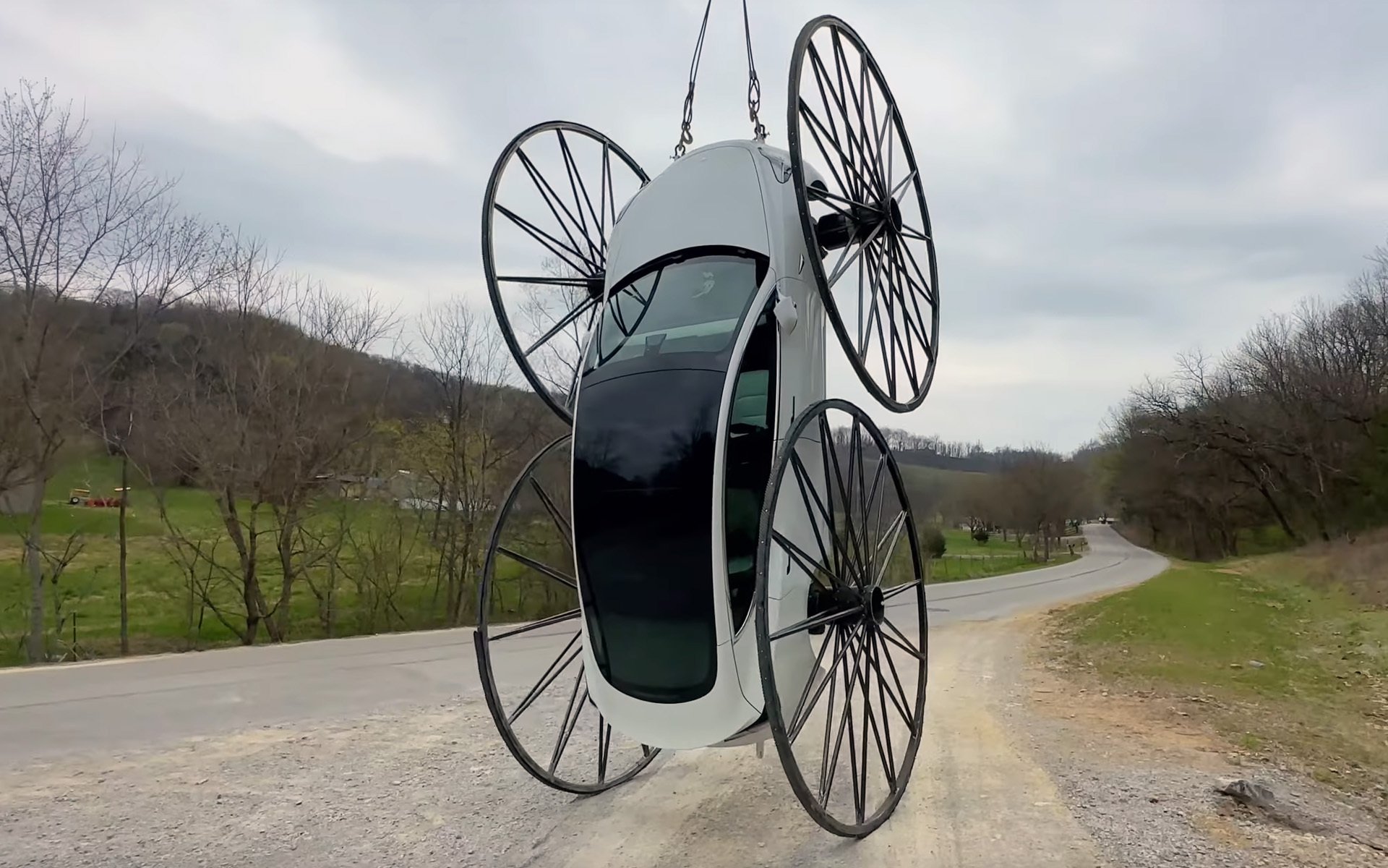 Οδηγώντας ένα Tesla Model 3… ανάποδα!