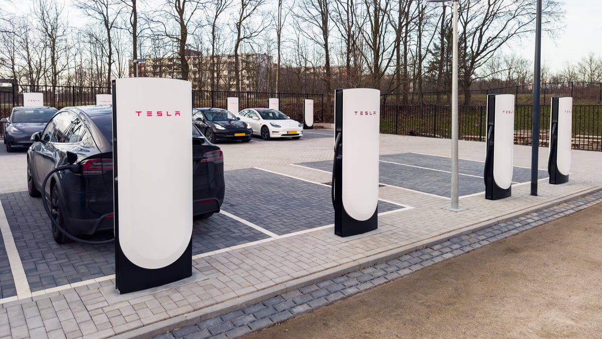 Tesla: Άνοιξε ο πρώτος Supercharger 4ης γενιάς στην Ευρώπη