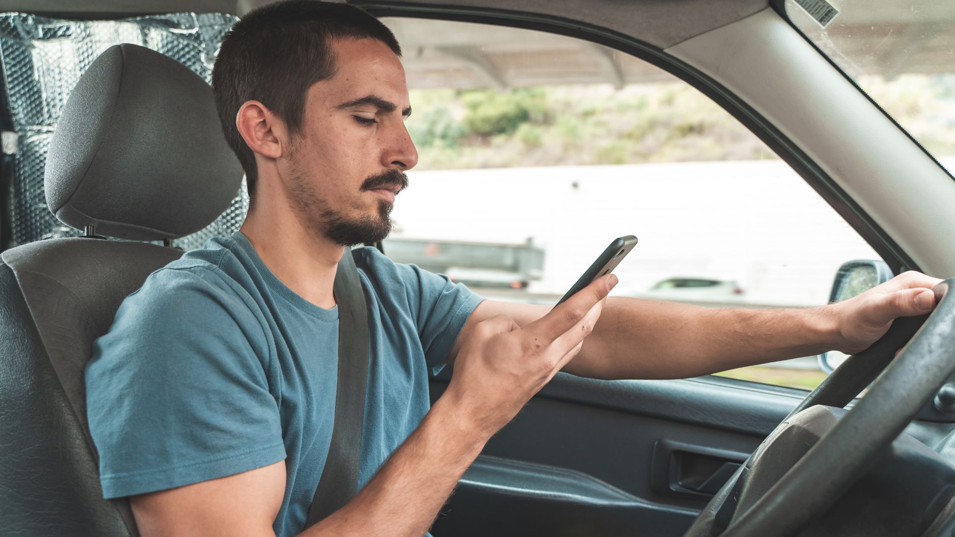 Επικίνδυνη οδήγηση: Το 23% των νέων χαζεύει video... οδηγώντας!
