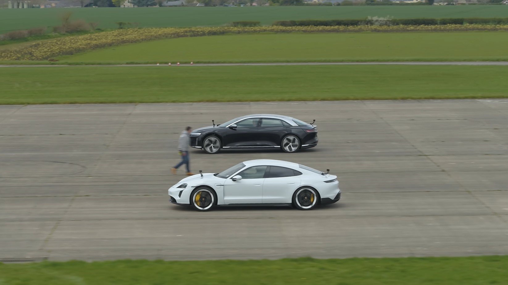 Lucid Air Performance vs Porsche Taycan Turbo S: Ηλεκτροσόκ επιτάχυνσης
