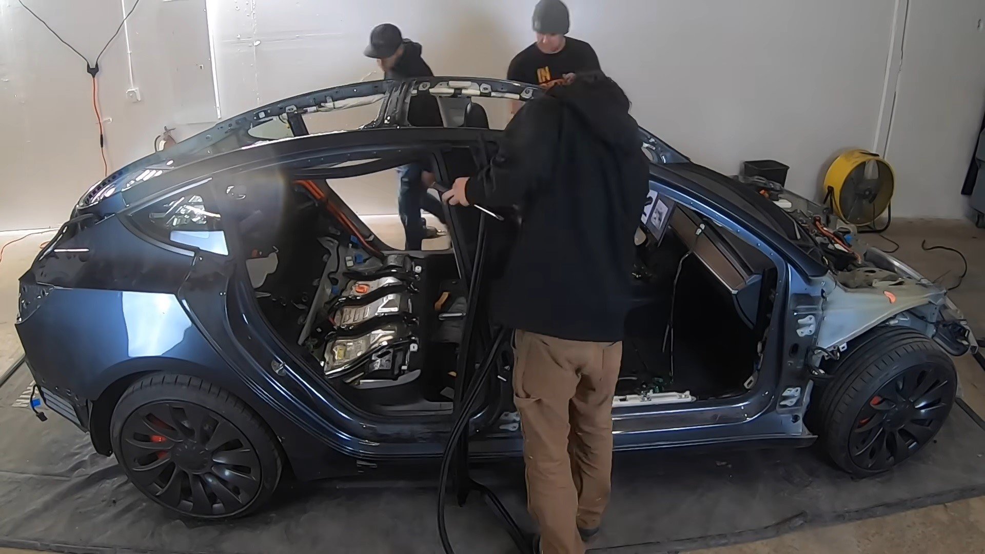 Επιταχύνοντας με ένα «γυμνό» Tesla Model 3