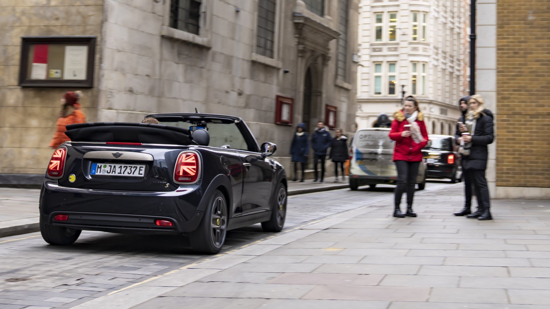MINI Cooper SE Cabrio: Ηλεκτρίζοντας το Λονδίνο!
