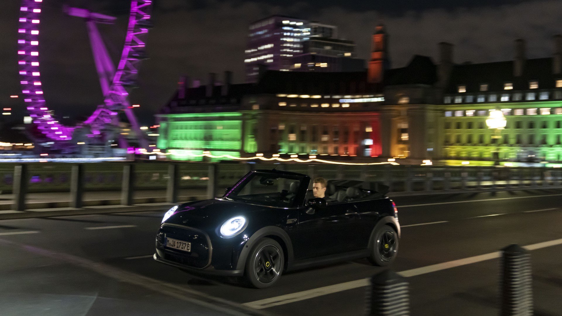 MINI Cooper SE Cabrio: Ηλεκτρίζοντας το Λονδίνο