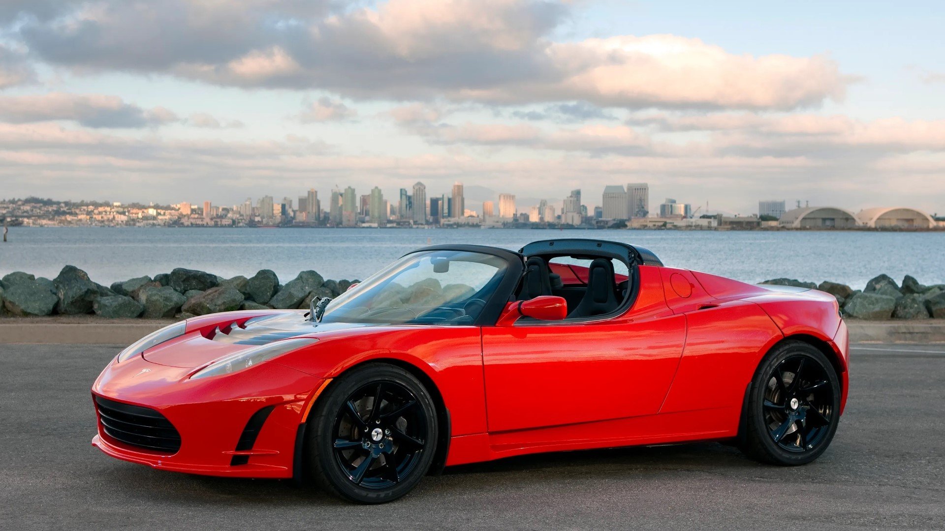 Τα 3 «φυλακισμένα» Tesla Roadster βρήκαν... σπίτι!