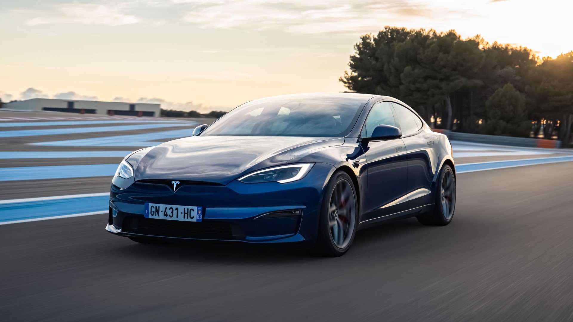 Tesla Model S Plaid επιταχύνει για «πλάκα» στα 328 χλμ./ώρα