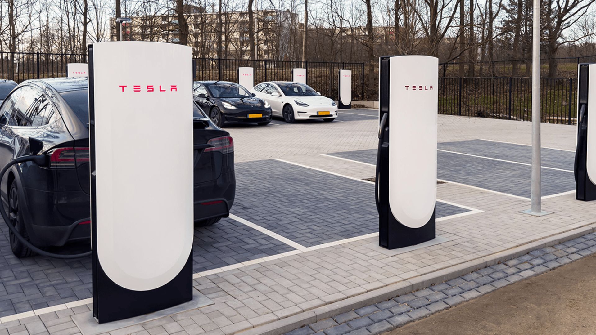 Tesla: Άνοιξε ο νέος σταθμός Supercharger 4ης γενιάς στην Ευρώπη