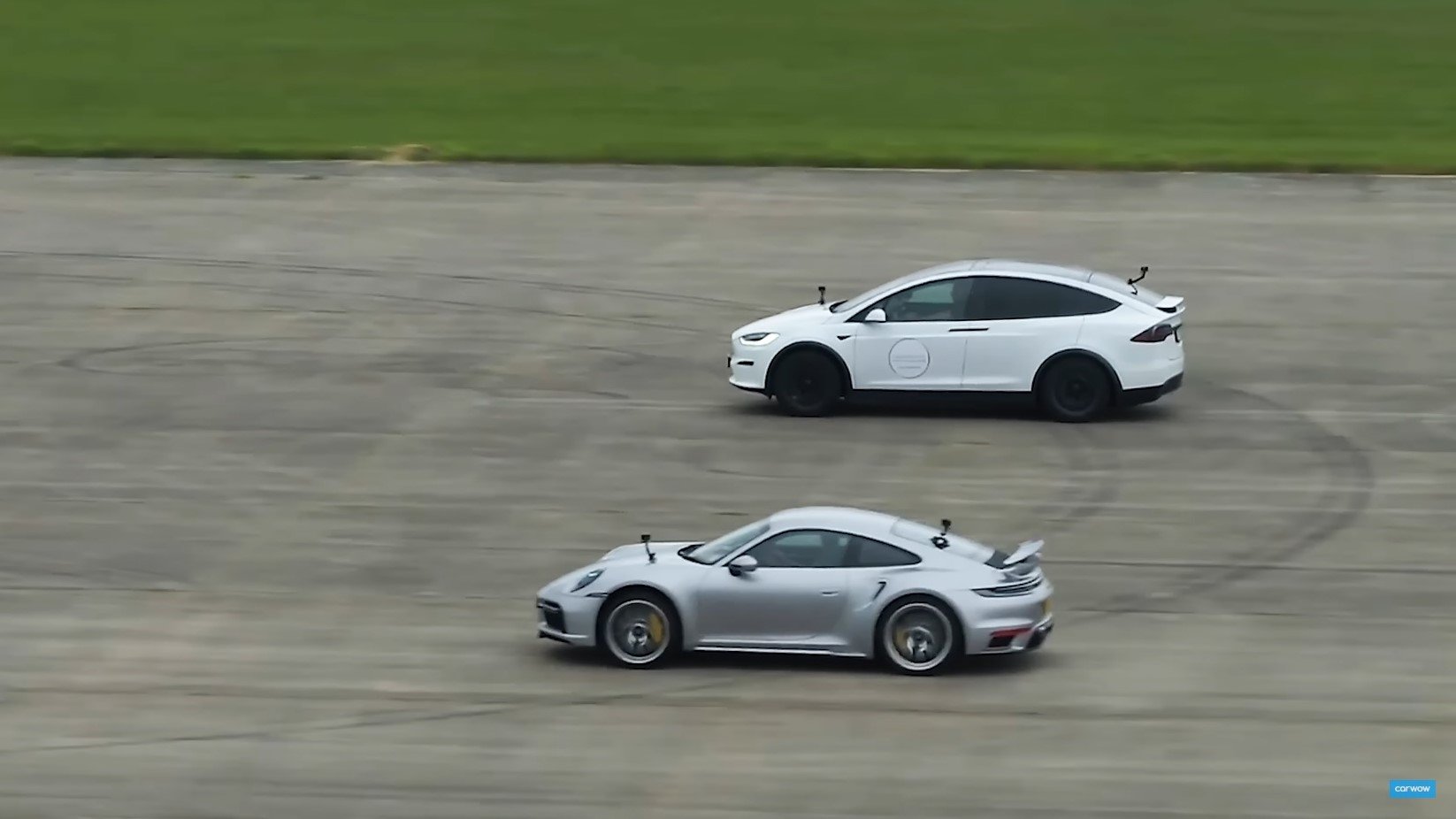 Porsche 911 Turbo S vs Tesla Model X Plaid: Μία μάχη δύο κόσμων