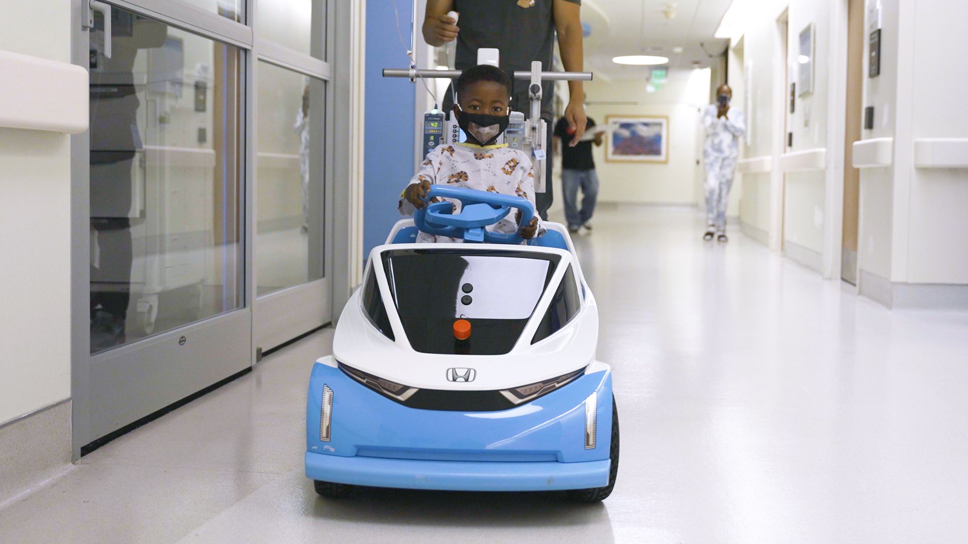 Το Honda Shogo κάνει χαρούμενα τα παιδιά σε... νοσοκομείο