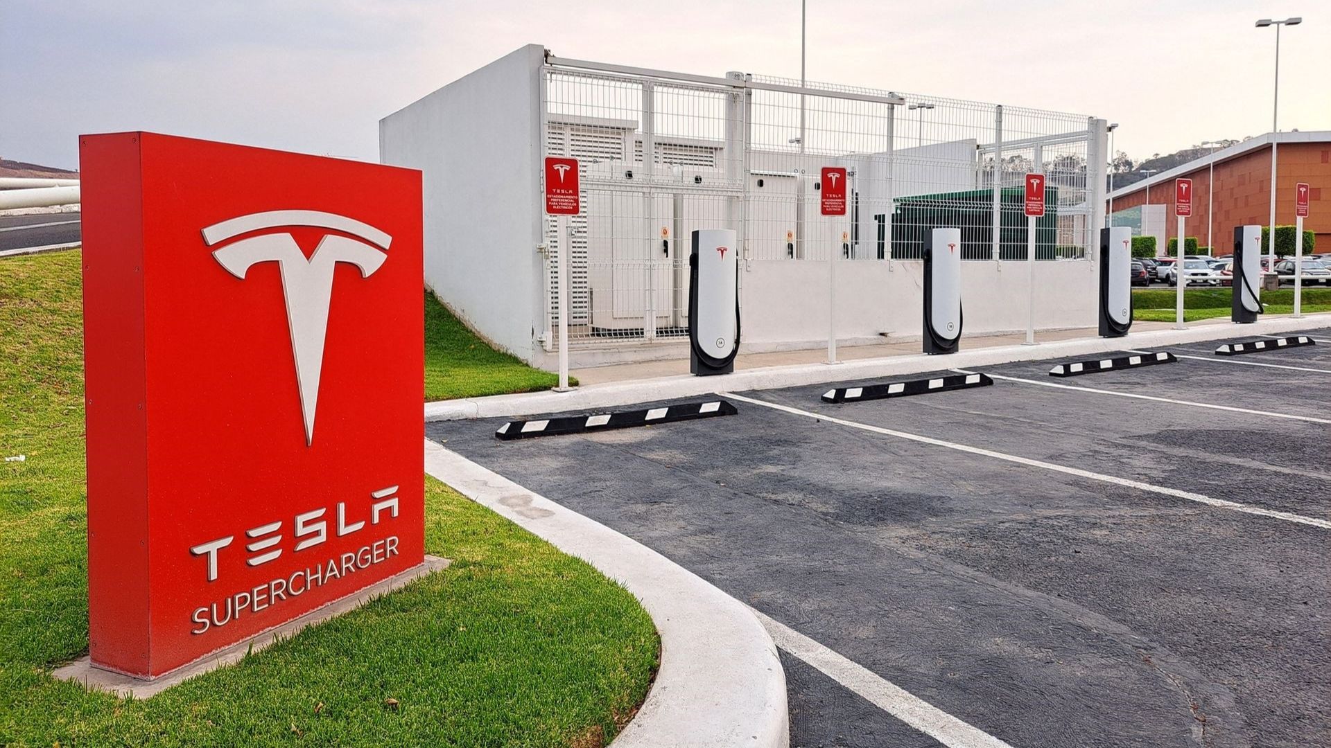 Tesla: Χρηματοδότηση από την EE για τους Supercharger