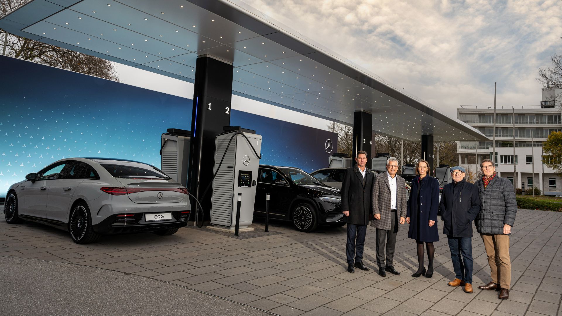 Mercedes-Benz: Εγκαίνια για τον πρώτο σταθμό φόρτισης