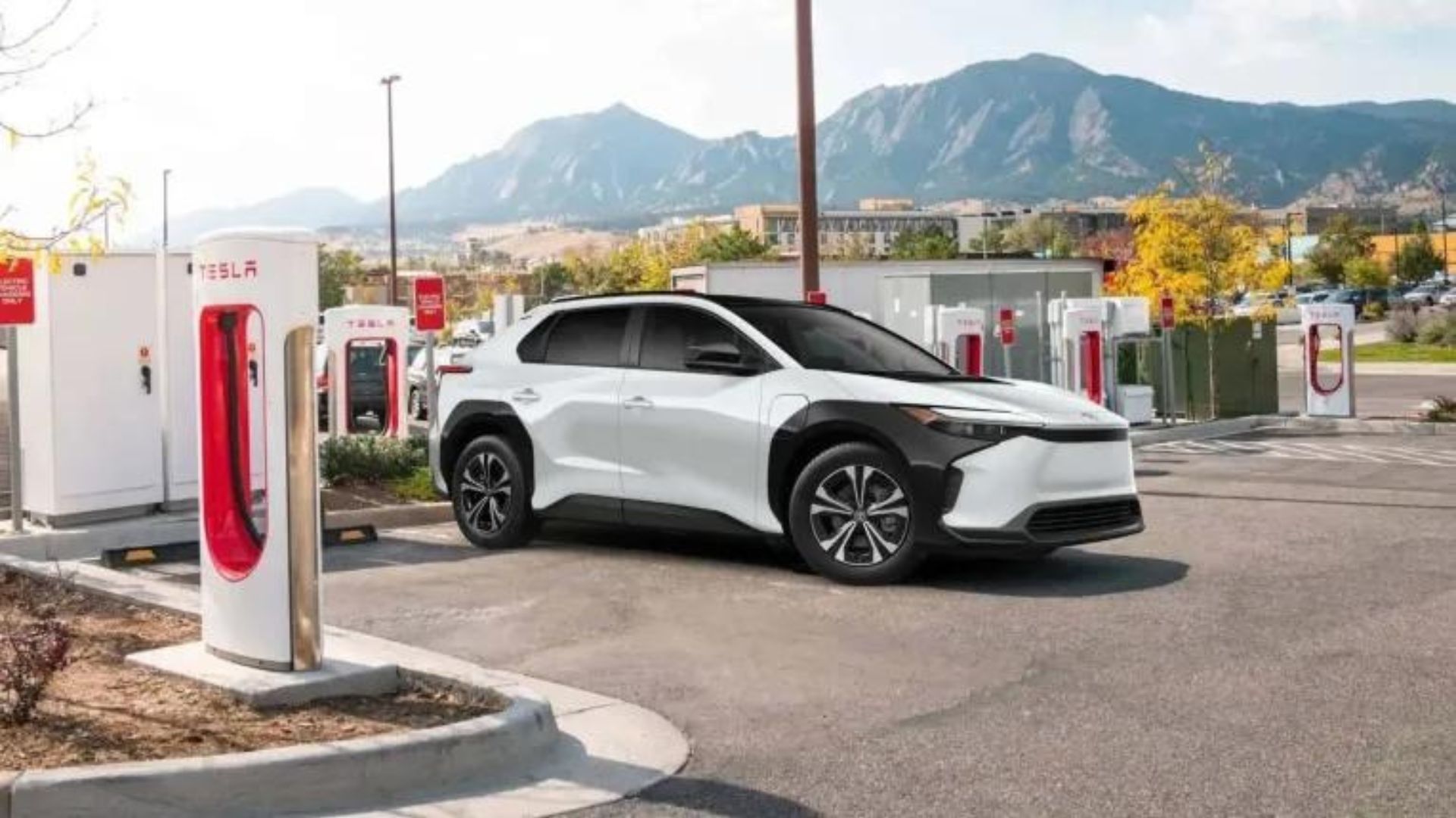 Η Toyota υιοθετεί το πρότυπο φόρτισης της Tesla