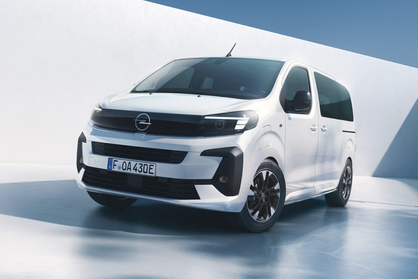H Opel παρουσιάζει νέες εκδόσεις των Combo Electric και Zafira Electric
