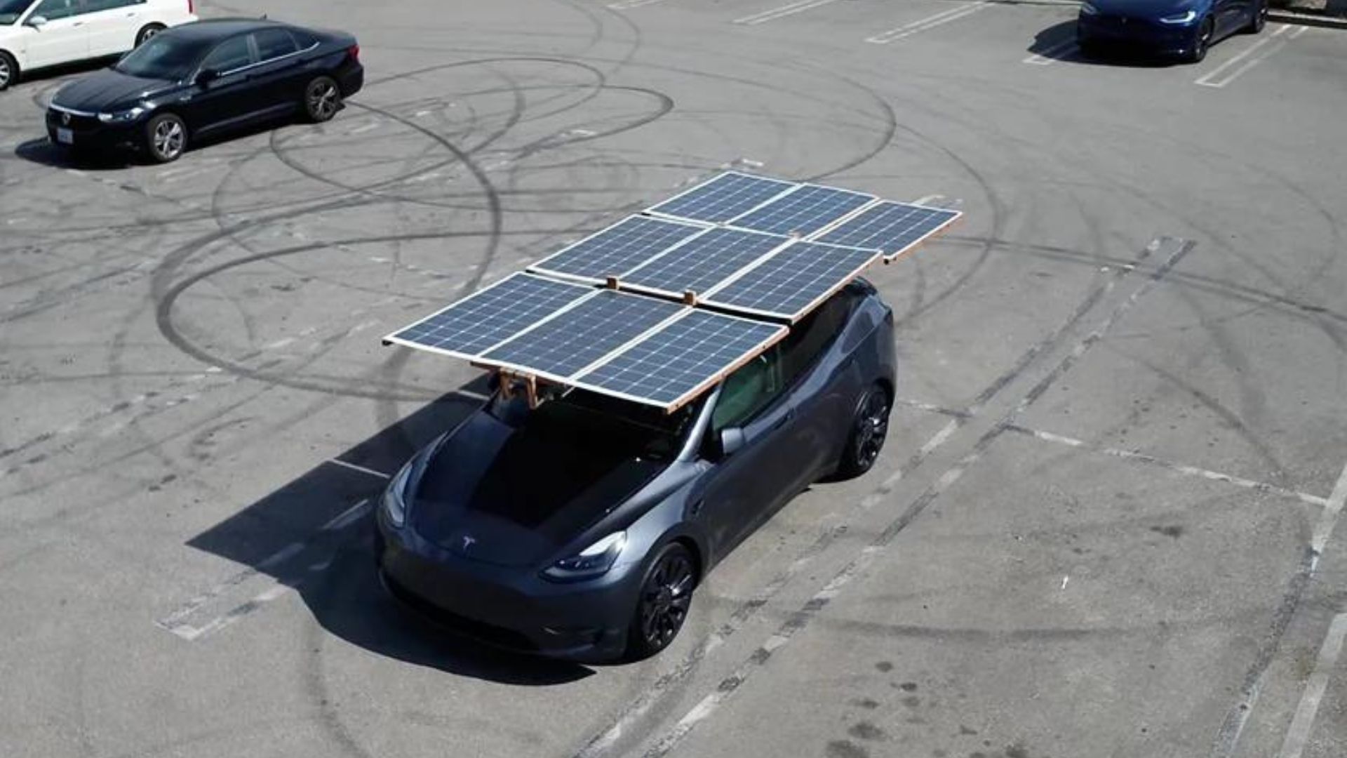 Tesla Model Y: Περισσότερη αυτονομία μέσω… ηλιακής οροφής