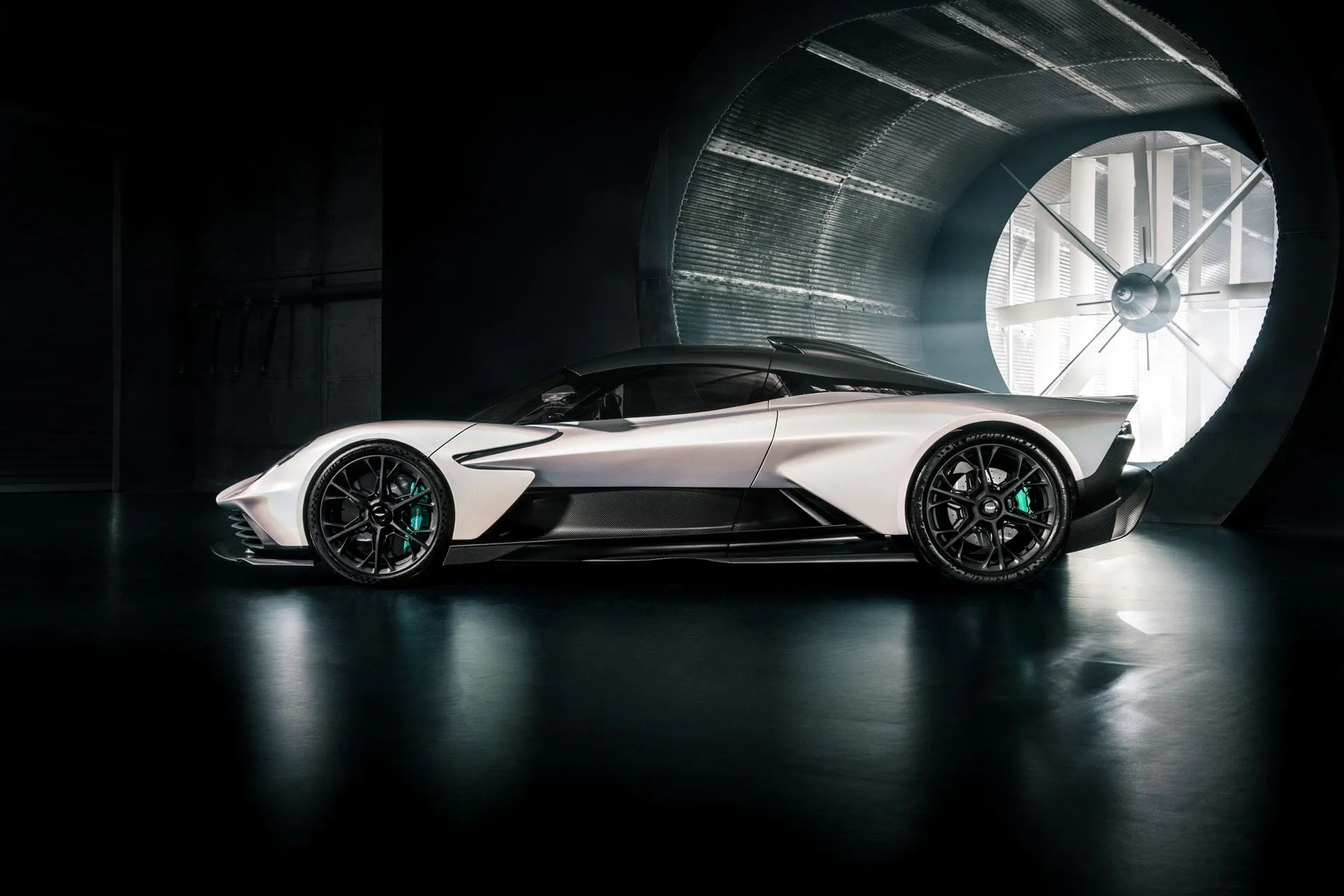 Aston Martin: Αναβάλλεται η κυκλοφορία του πρώτου ηλεκτρικού