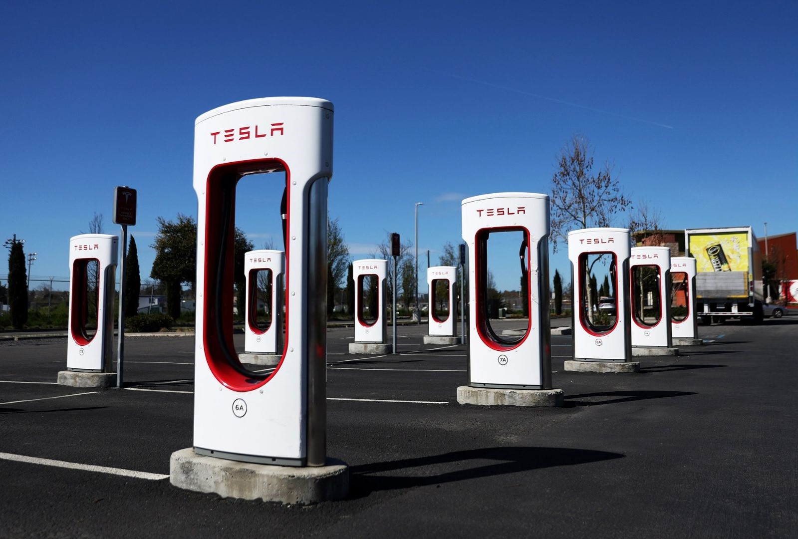 Tesla: Έρχεται ο μεγαλύτερος Supercharger παγκοσμίως