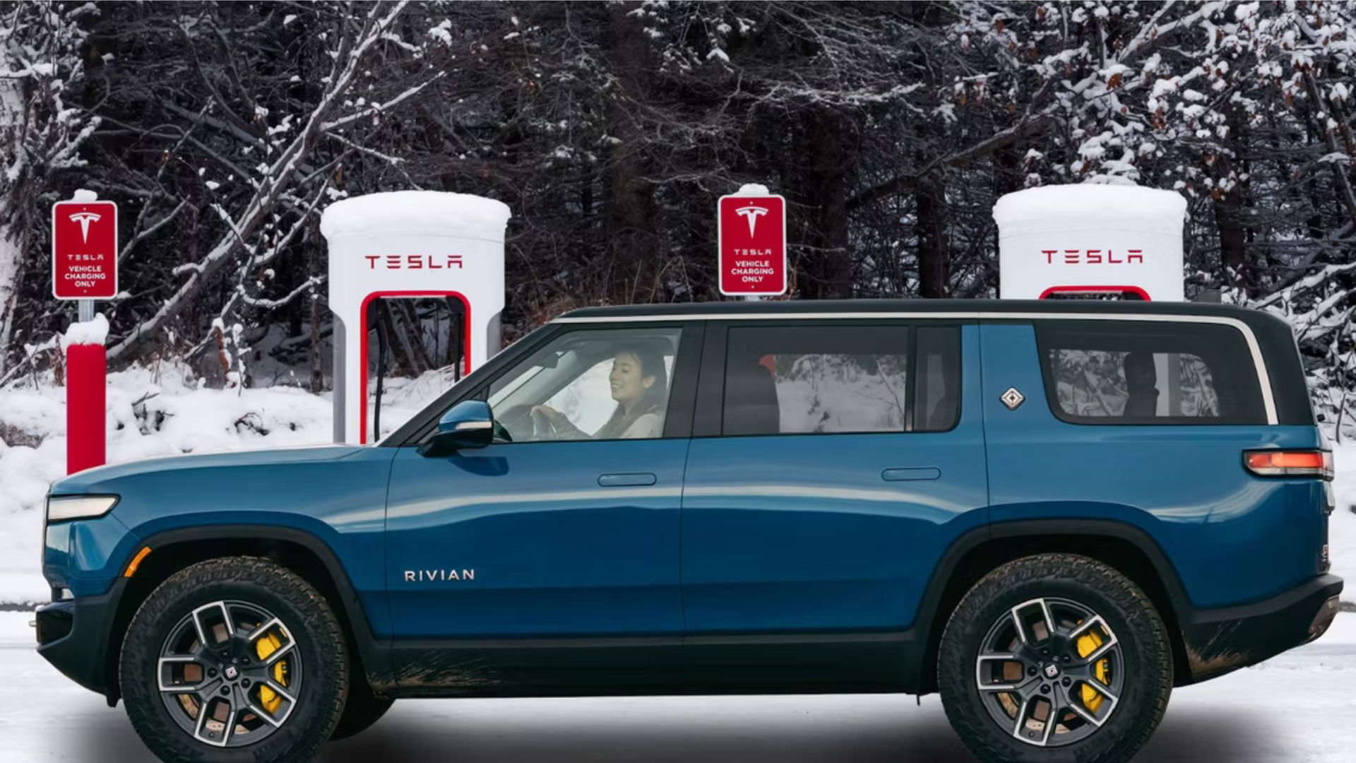 Rivian R1T και R1S συμβατά με… Tesla Supercharger