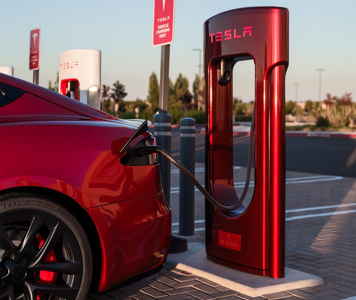 Η Tesla ζητά από τον Καναδά χαμηλότερους δασμούς