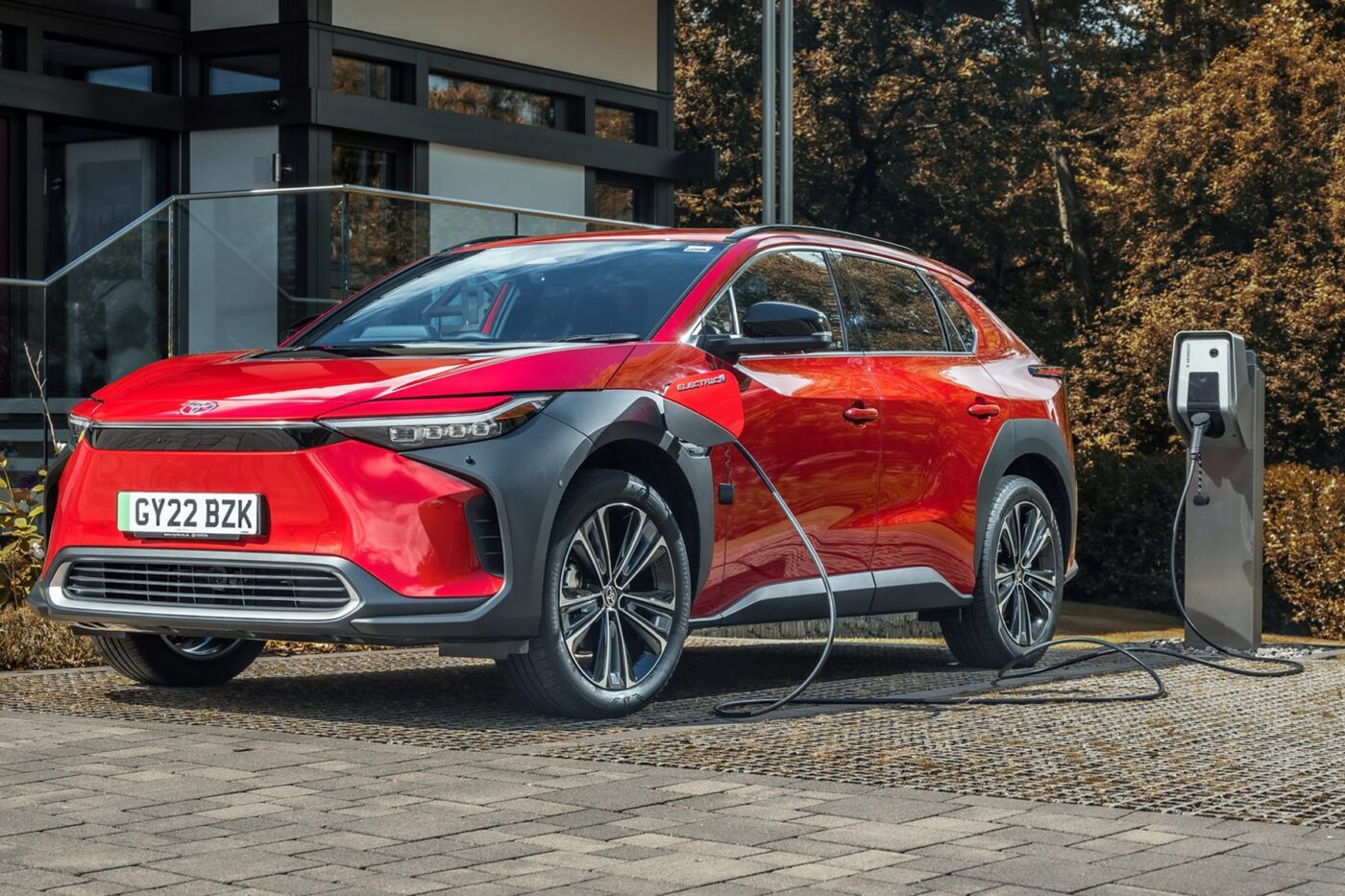 Η Toyota μειώνει τους στόχους παραγωγής EV