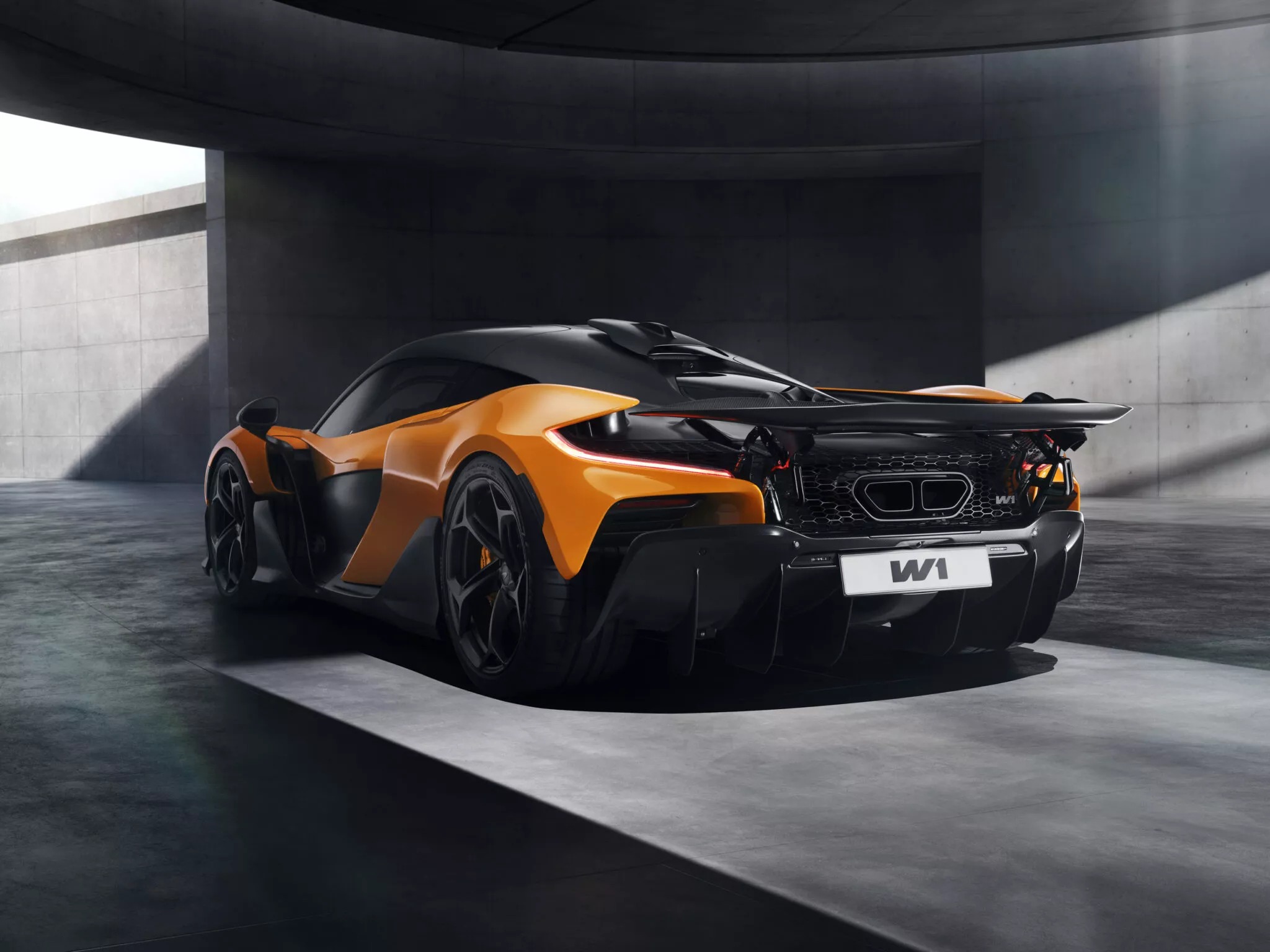 Η Hybrid McLaren W1 έχει 1275 PS και κάνει τα 0-200 σε 5,8''